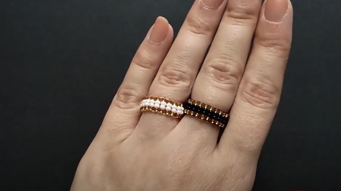 На руке надеты кольца из бисера на разных пальцах