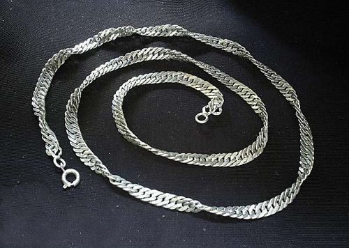 Серебряная цепочка, выполненная «панцирным» плетением