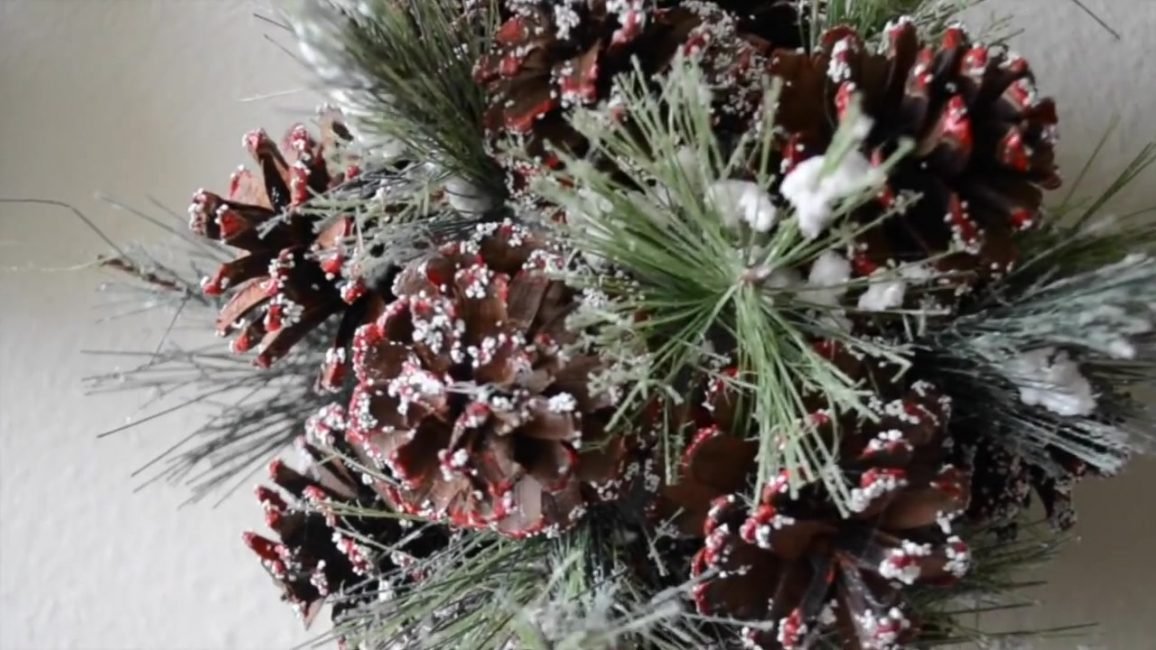 Украсьте шар елкой и искусственным снегом