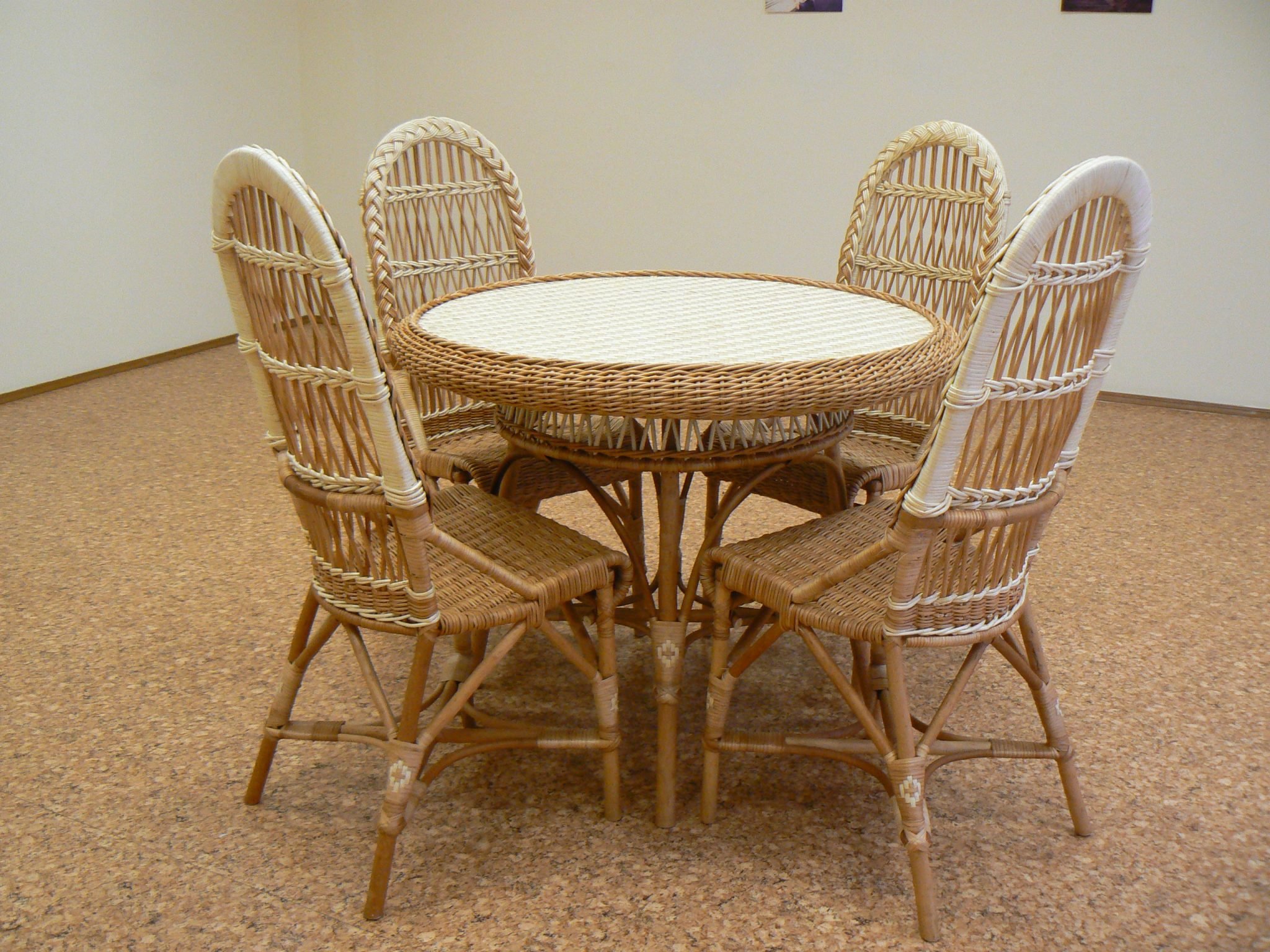 Столик лоза. Плетеные столы и стулья. Мебель из лозы. Плетенные столи истуля. Столик стул плетеный.