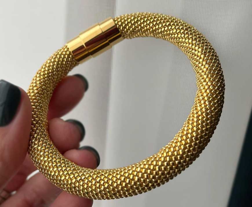 золотистый браслет из бисера